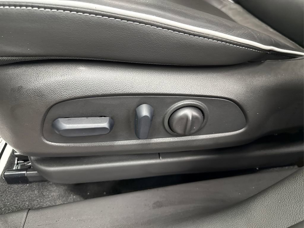 Used 2025 Buick Encore GX Avenir w/ Avenir Technology Package image 40