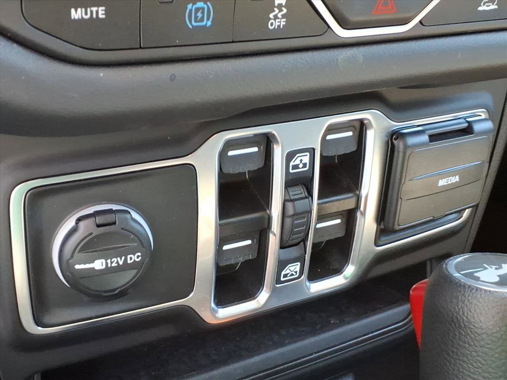 Used 2025 Jeep Wrangler Unlimited Sahara AWD/4WD image 32