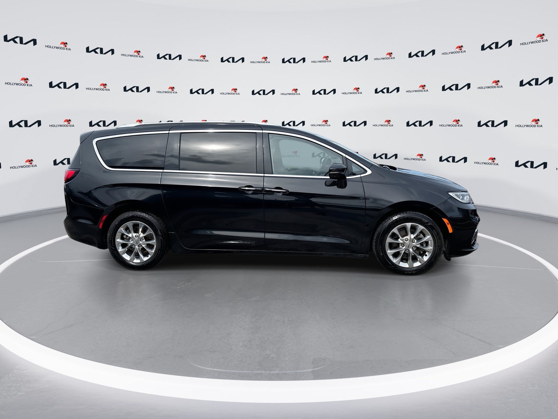 Used 2021 Chrysler Pacifica Touring-L FWD image 9