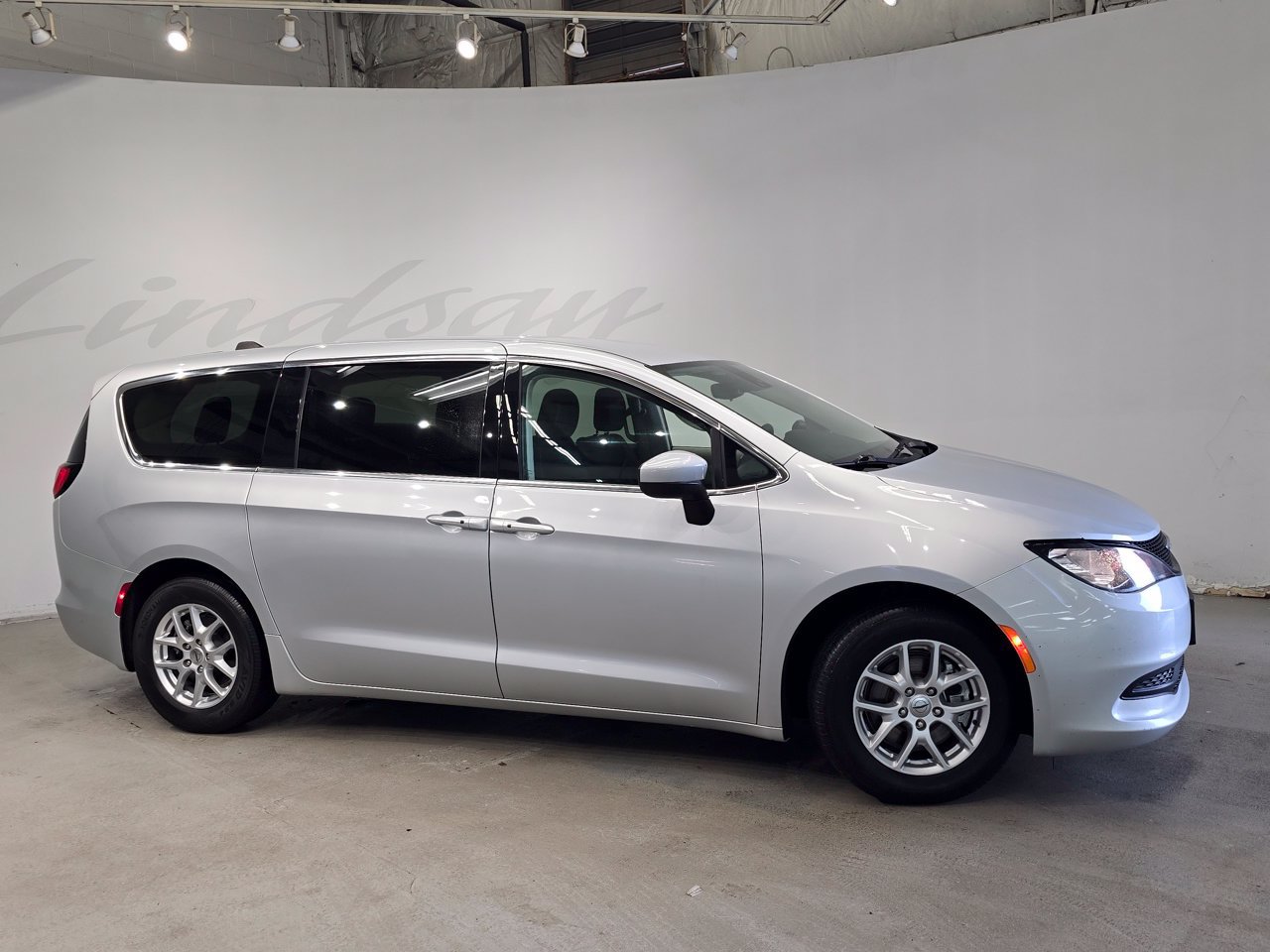 Used 2023 Chrysler Voyager LX FWD image 3