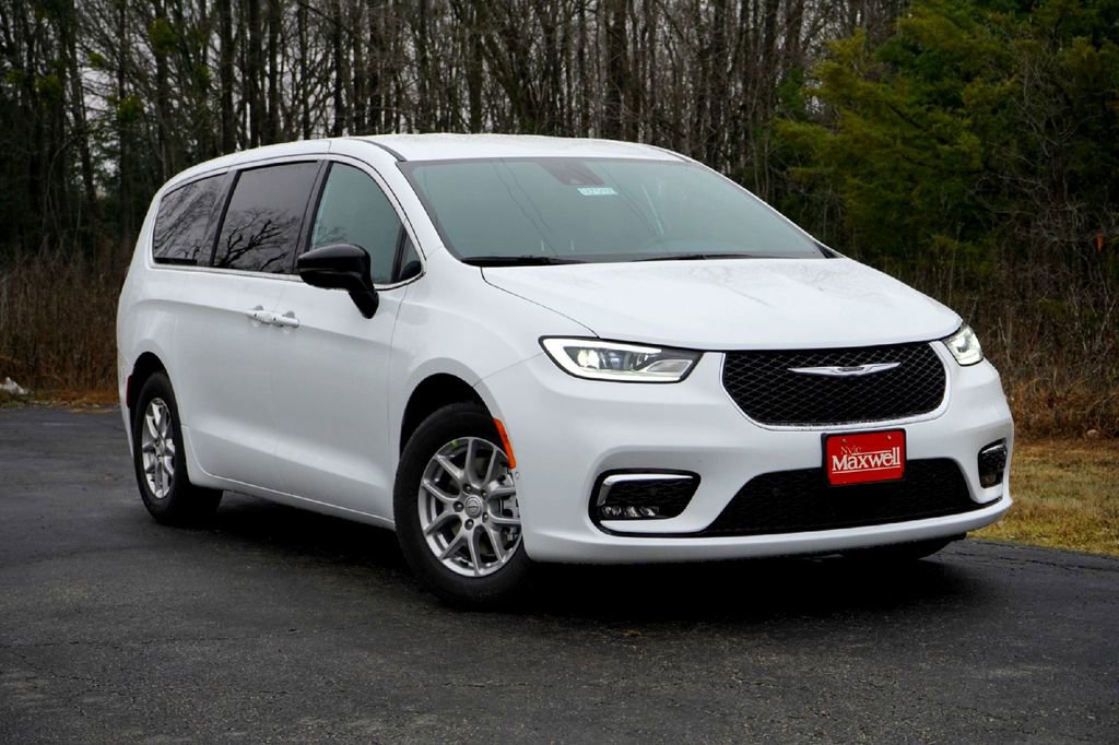 New 2026 Chrysler Pacifica Select image 2