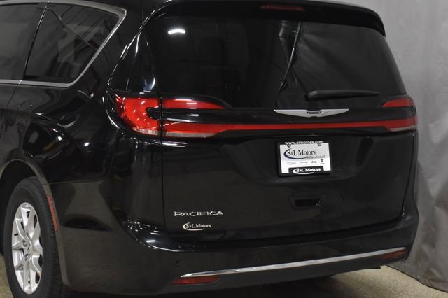 Certified 2025 Chrysler Pacifica Select image 9