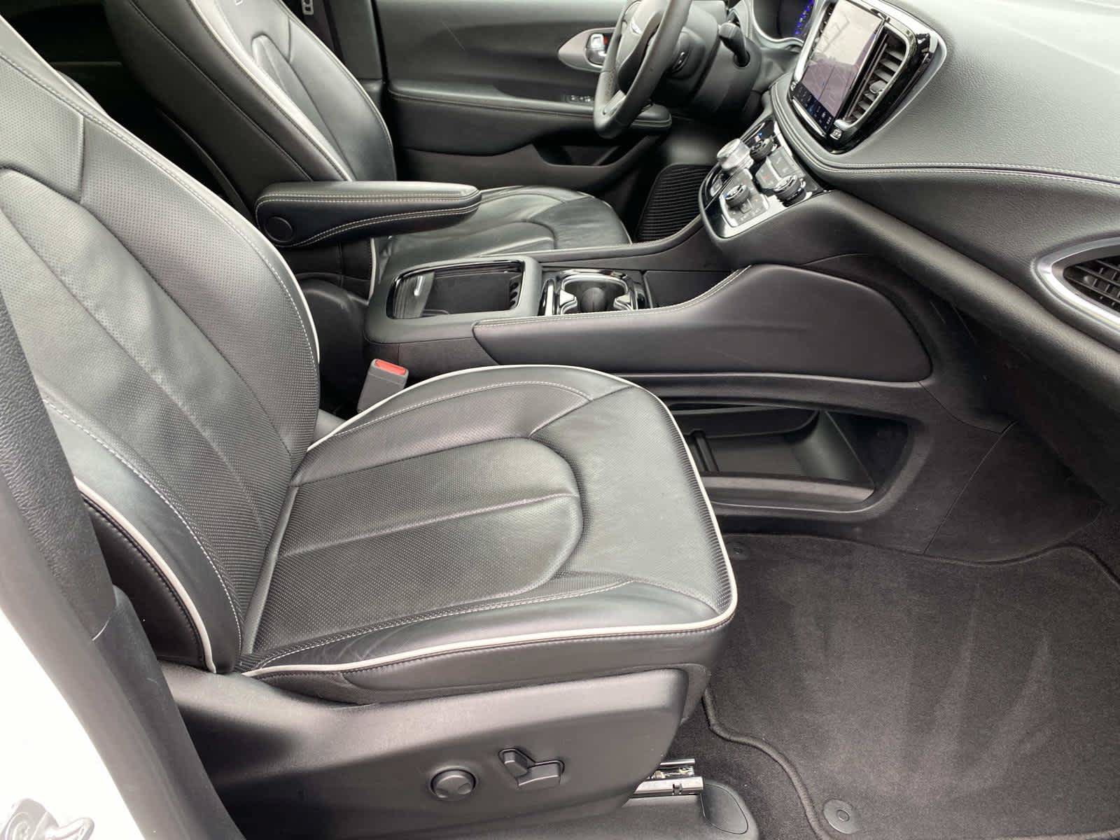 Used 2025 Chrysler Pacifica Limited FWD image 24