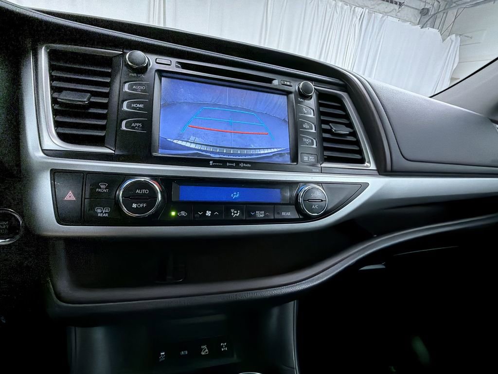 Used 2018 Toyota Highlander XLE AWD/4WD image 16
