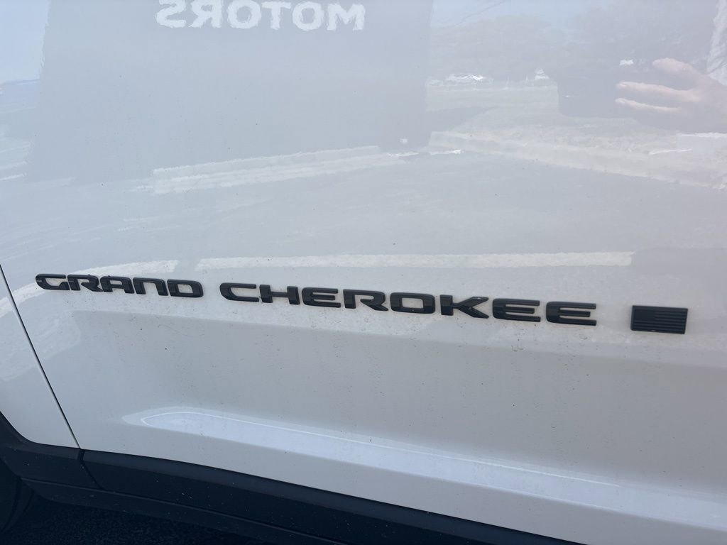 Used 2023 Jeep Grand Cherokee Limited w/ Black Appearance Package image 28
