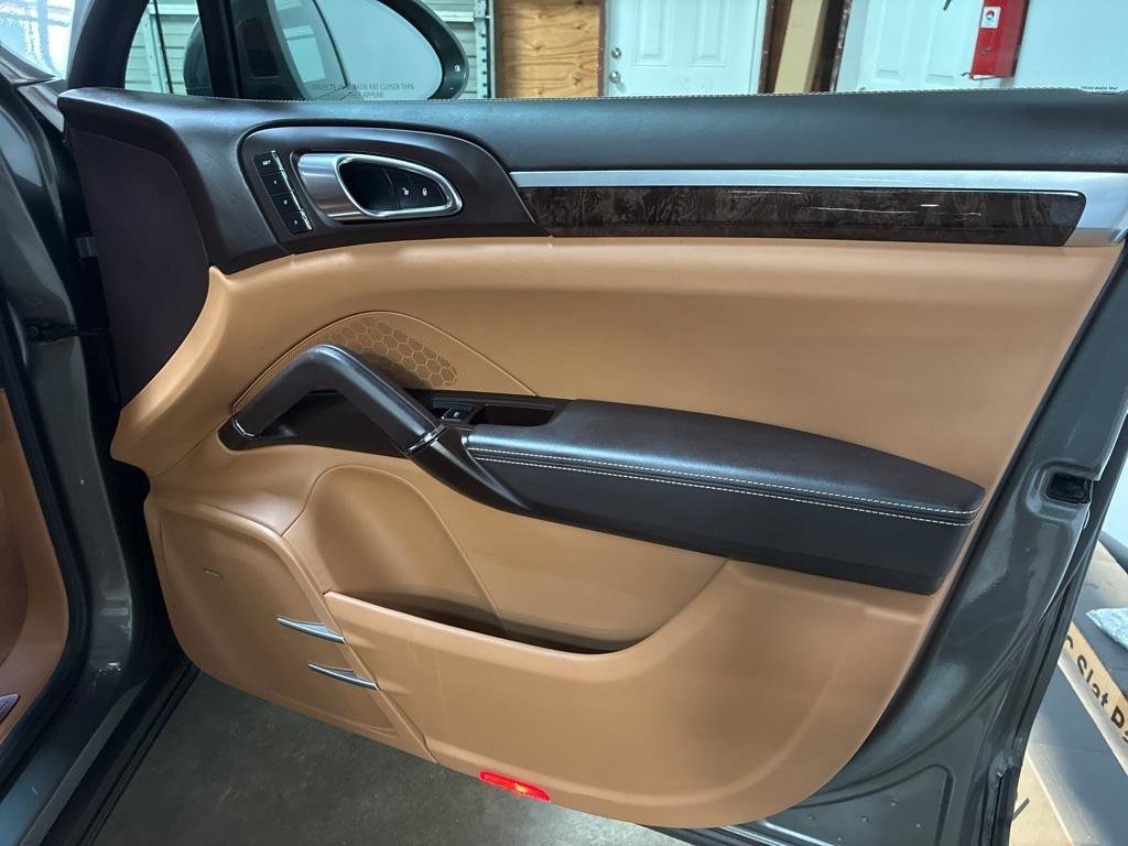 Used 2016 Porsche Cayenne Turbo image 35