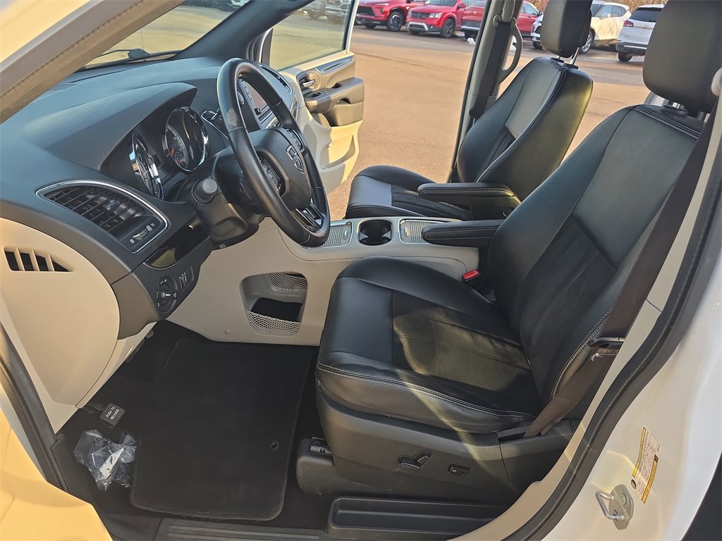 Used 2019 Dodge Grand Caravan SXT image 17