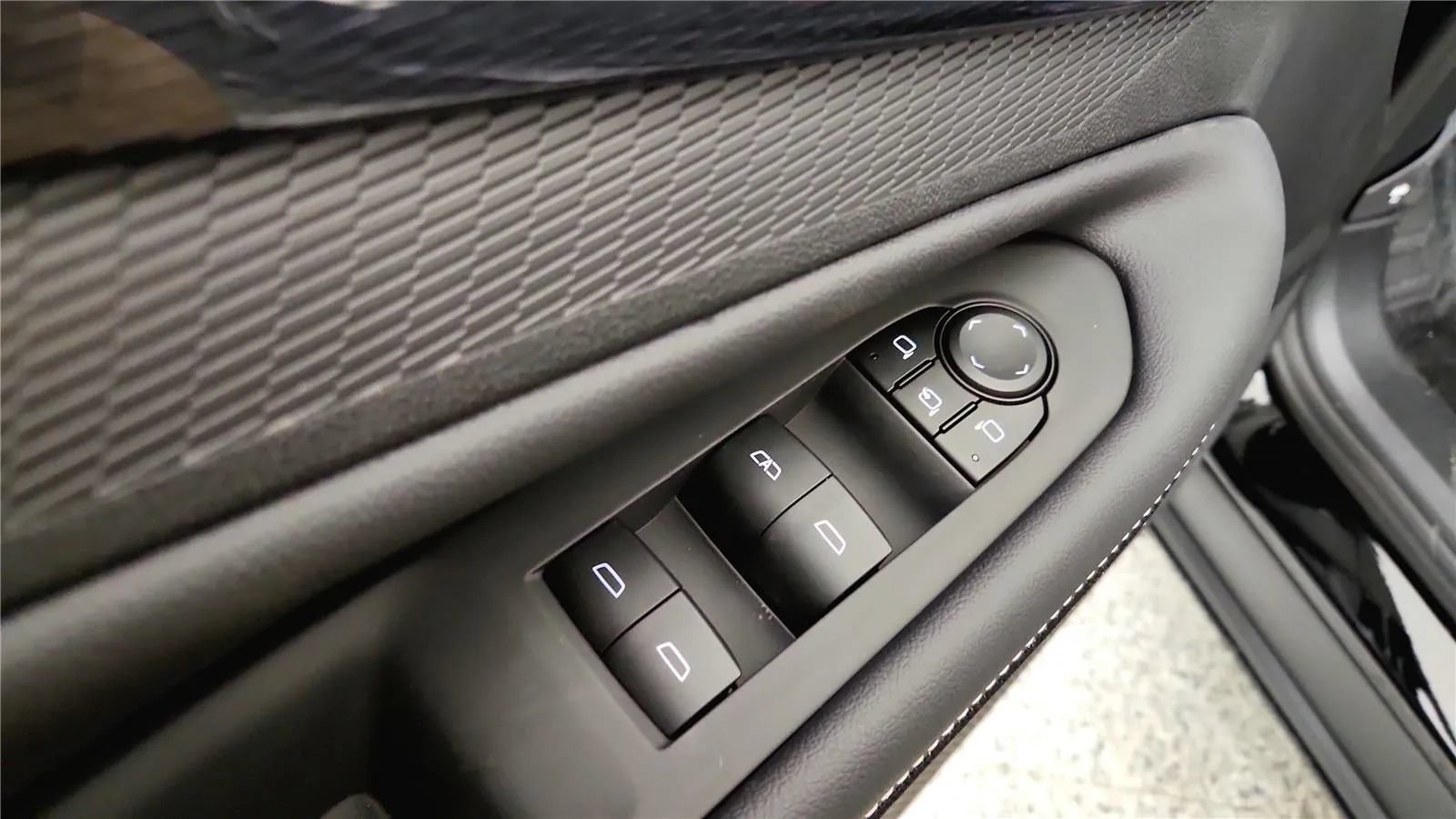 New 2026 Chevrolet Blazer EV LT AWD/4WD image 30