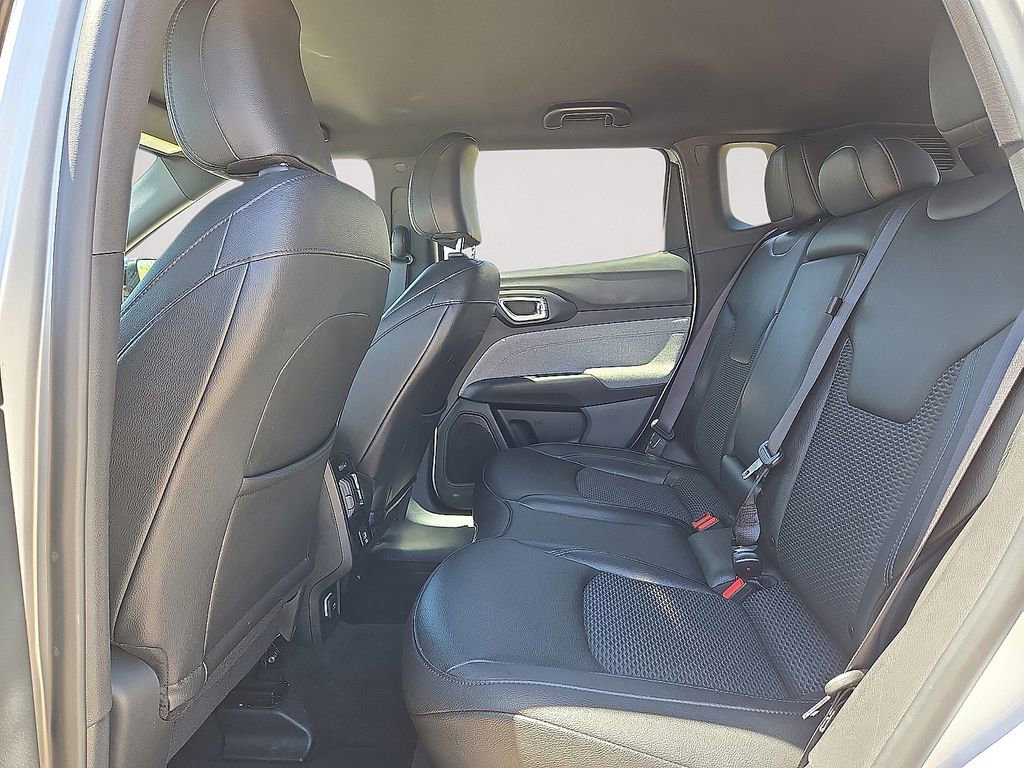 Used 2025 Jeep Compass Latitude AWD/4WD image 16