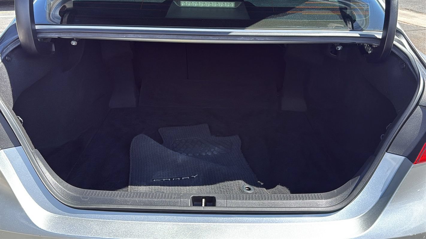 Used 2018 Toyota Camry SE w/ Convenience Package FWD image 13