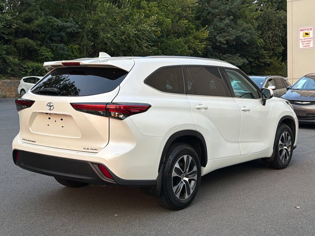 Used 2021 Toyota Highlander XLE AWD/4WD image 4