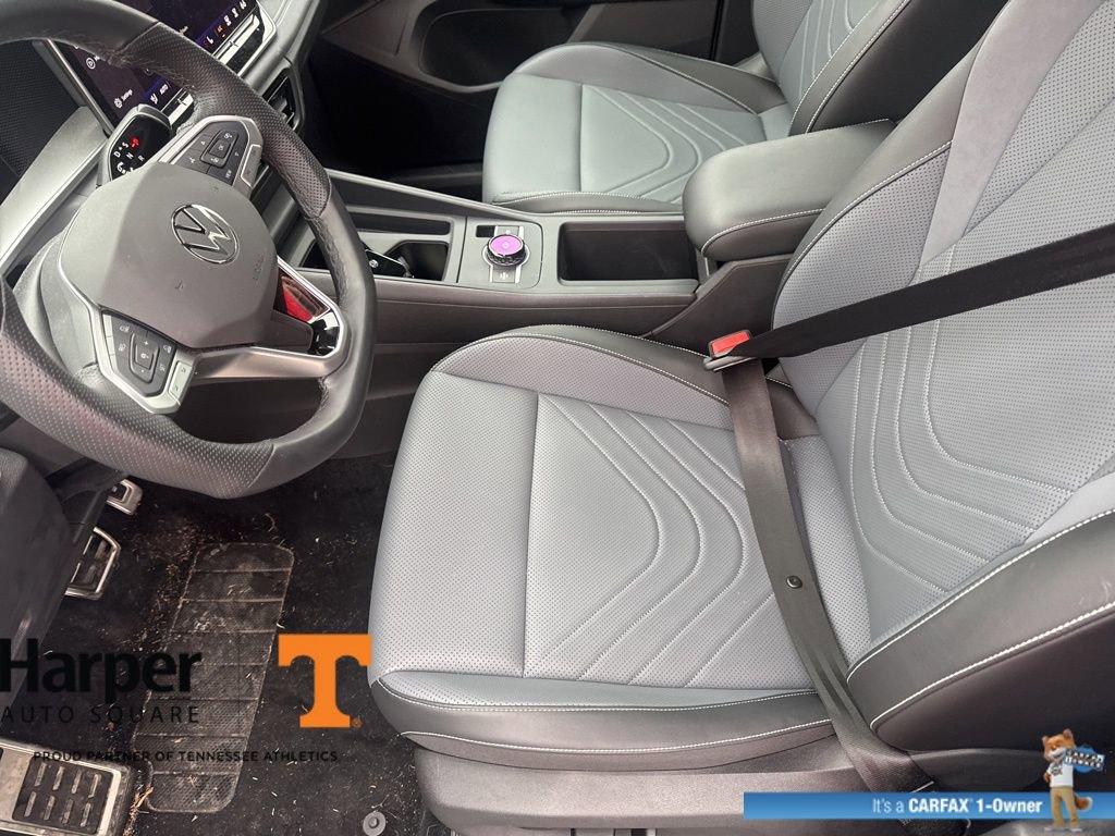 Used 2025 Volkswagen Tiguan SE R-Line image 13