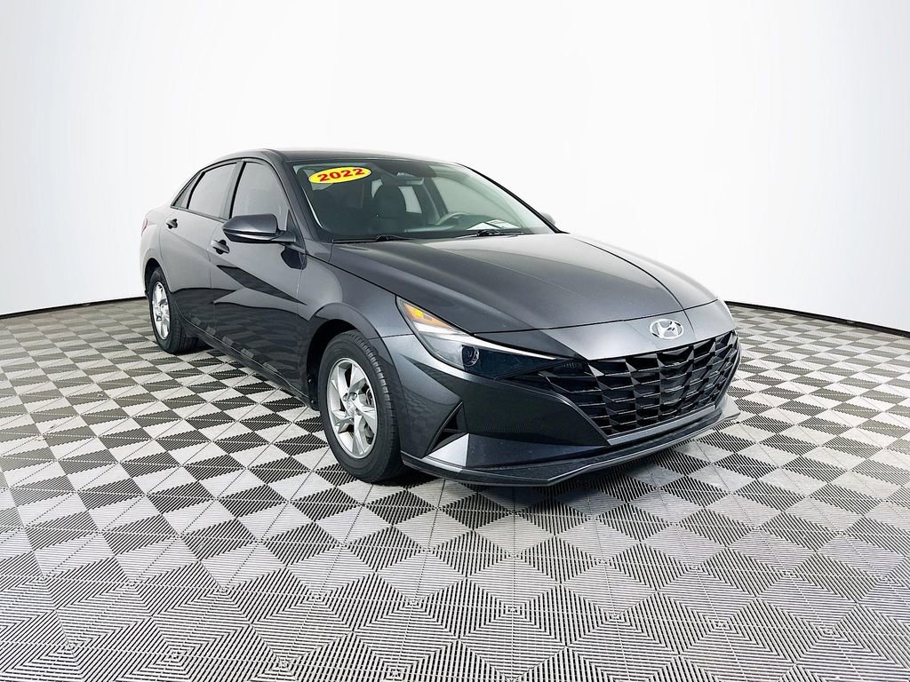 Used 2022 Hyundai Elantra SE FWD image 3