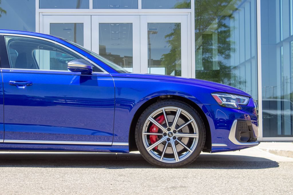 Used 2023 Audi S8 w/ S8 Comfort Plus Package AWD/4WD image 5