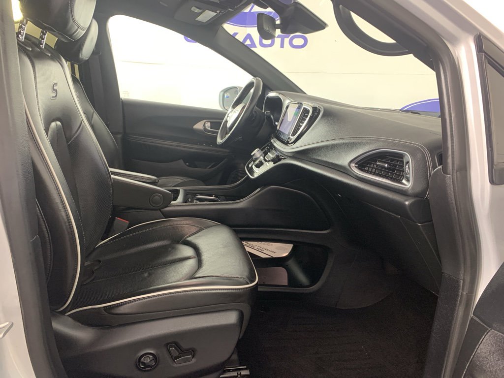 Used 2022 Chrysler Pacifica Limited w/ Uconnect Theater Family Group image 38