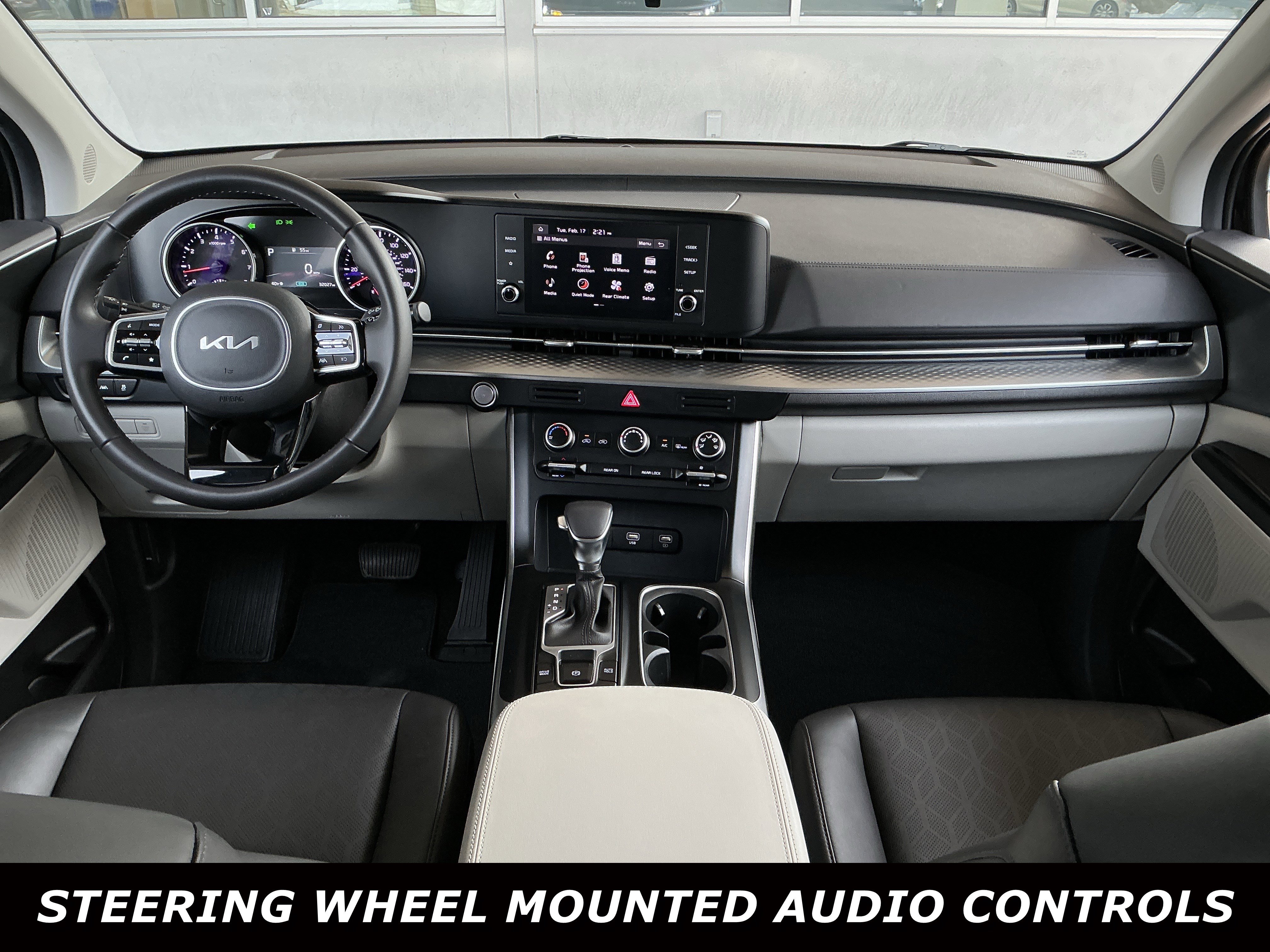 Used 2024 Kia Carnival LX image 4