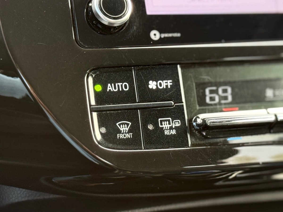 Used 2021 Toyota Prius LE w/ Carpet Mat Package (TMS) FWD image 23