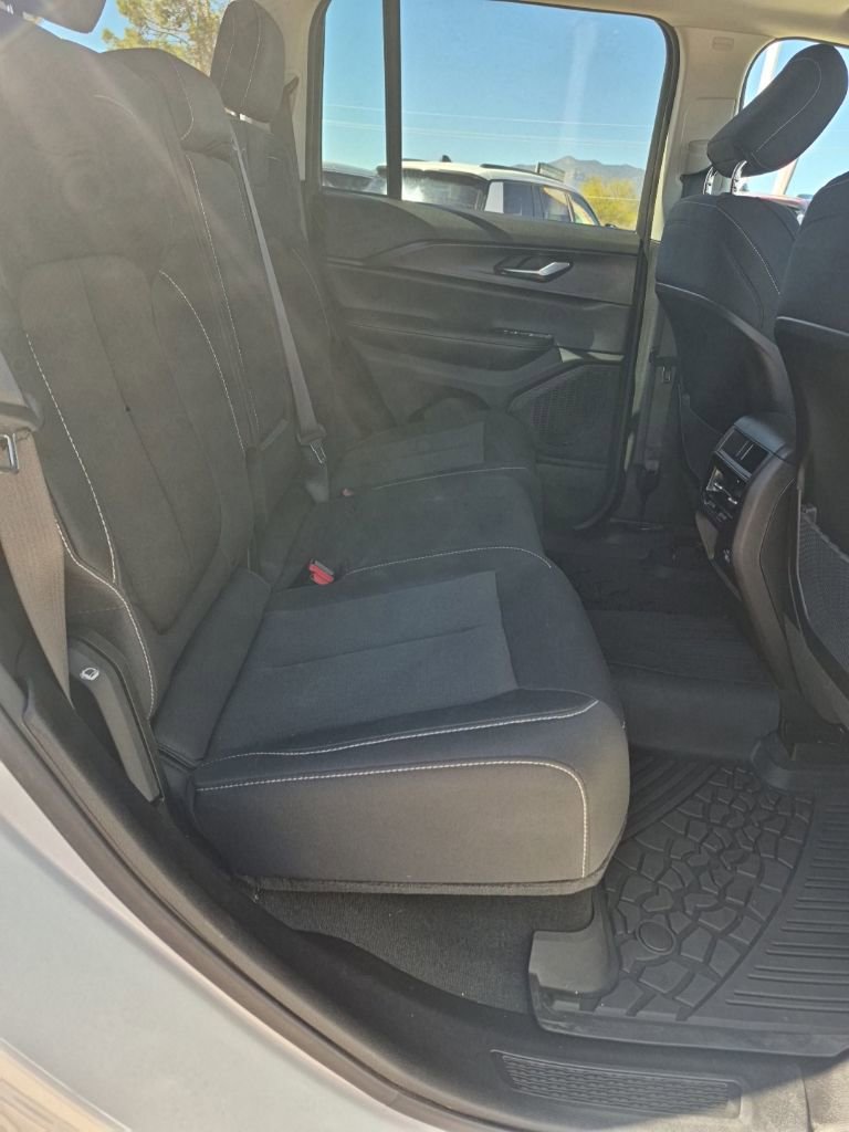 Used 2023 Jeep Grand Cherokee Laredo X image 31