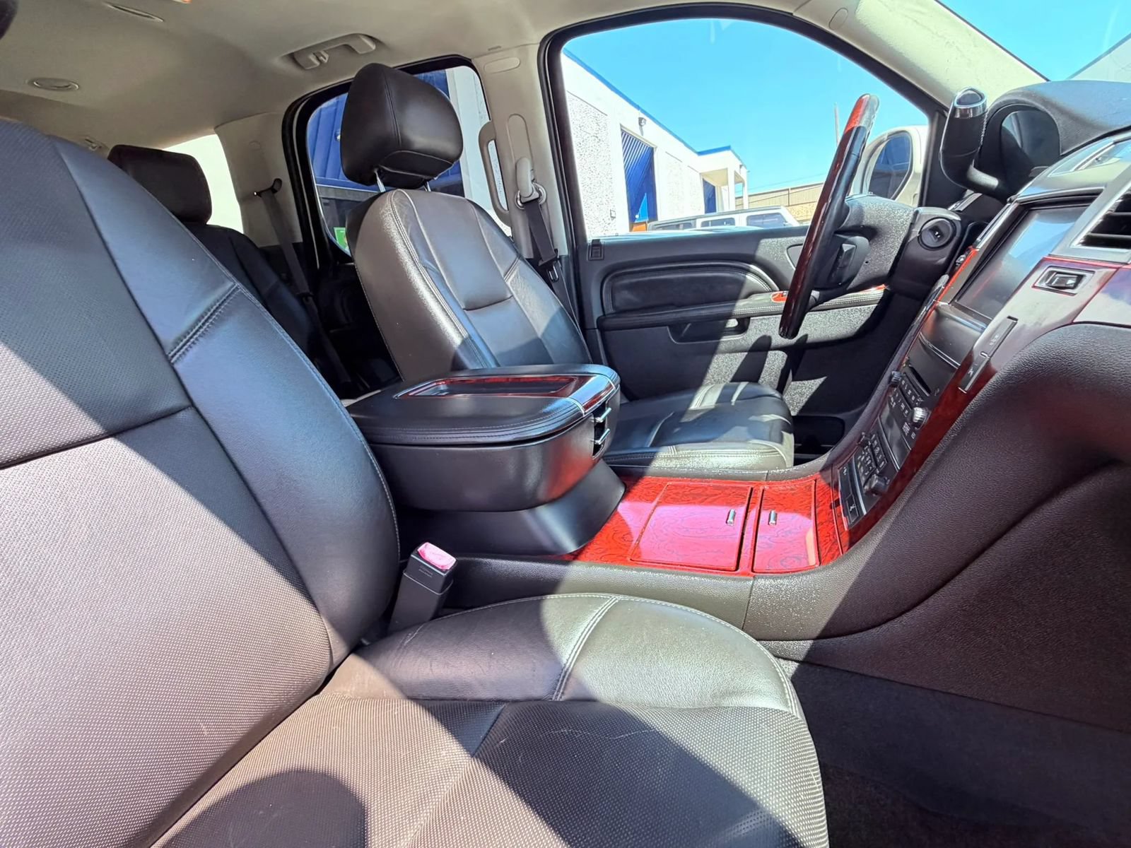 Used 2013 Cadillac Escalade Luxury RWD image 25