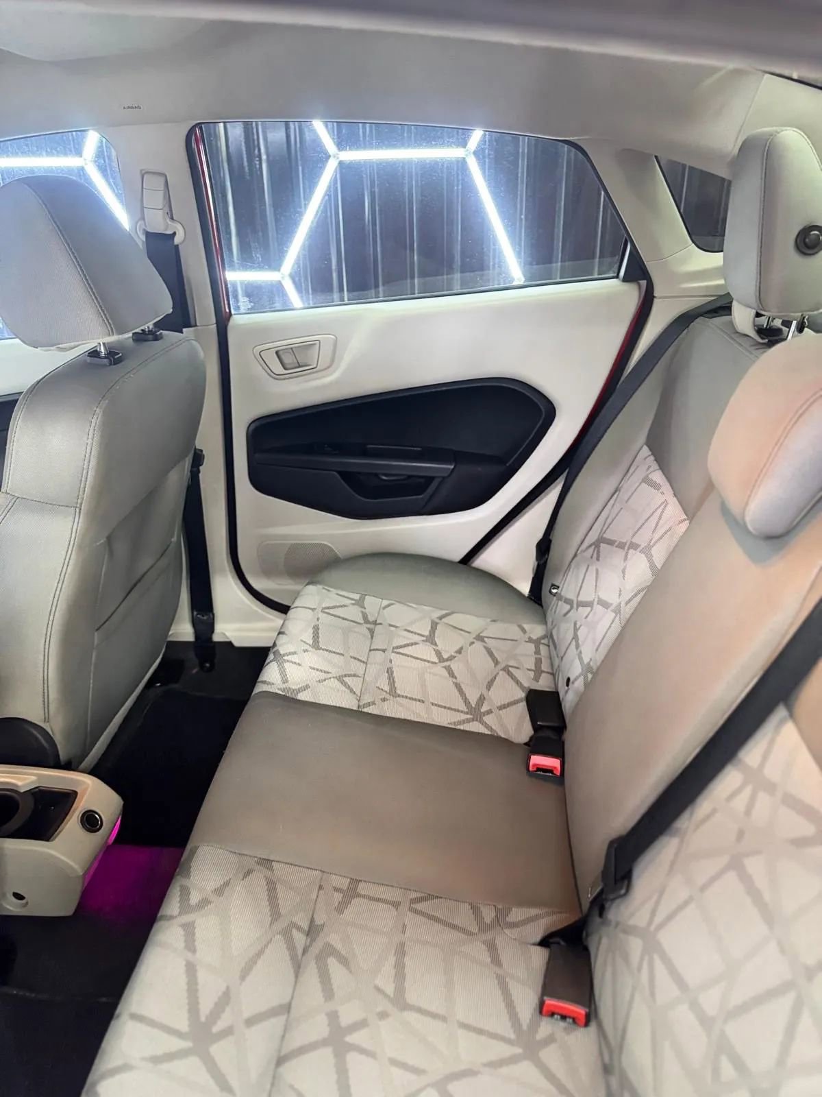 Used 2013 Ford Fiesta SE image 38