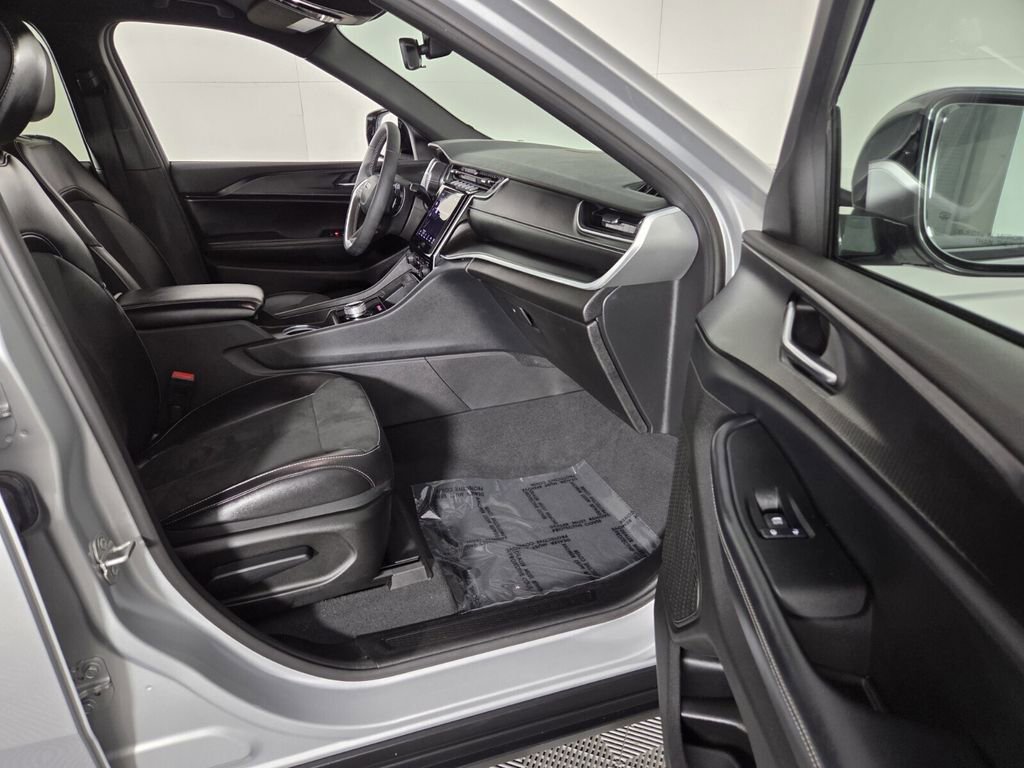 Certified 2025 Jeep Grand Cherokee Altitude image 30