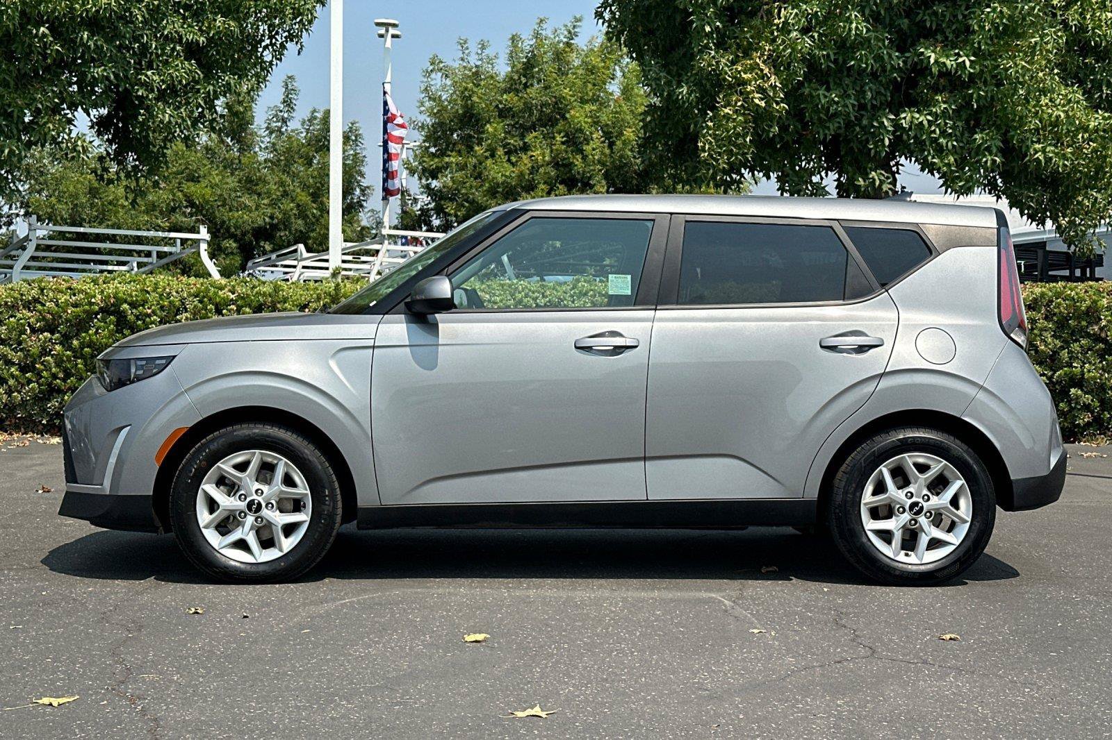 Used 2023 Kia Soul LX w/ LX Technology Package FWD image 7