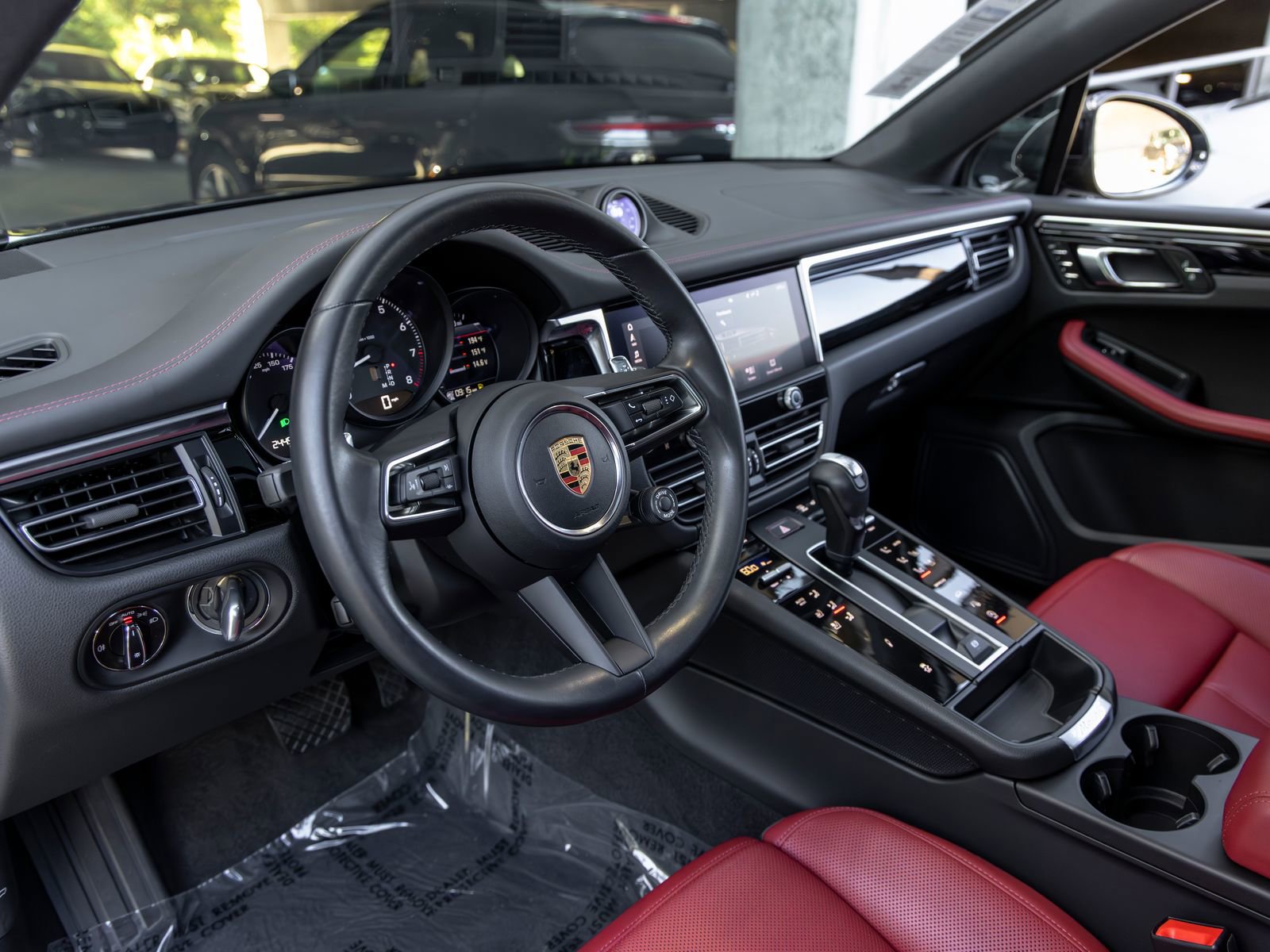 Certified 2023 Porsche Macan AWD/4WD image 4
