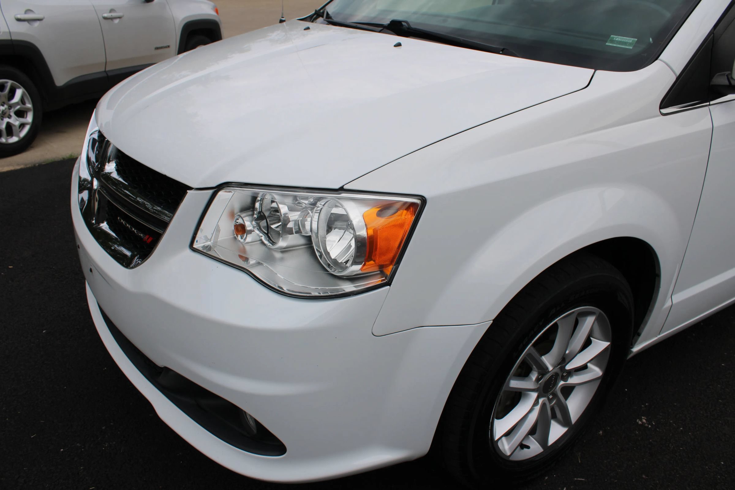 Used 2019 Dodge Grand Caravan SXT FWD image 3
