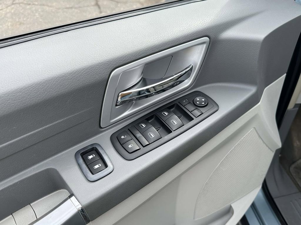 Used 2008 Chrysler Town & Country Touring image 18