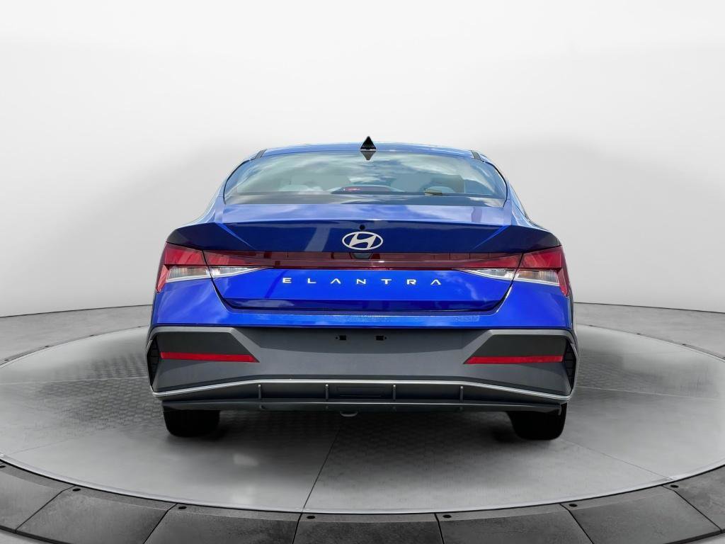 New 2025 Hyundai Elantra SE image 6