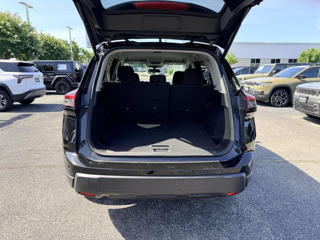 Used 2024 Nissan Rogue SV FWD image 11