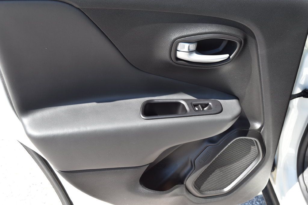Used 2023 Jeep Renegade Latitude AWD/4WD image 10