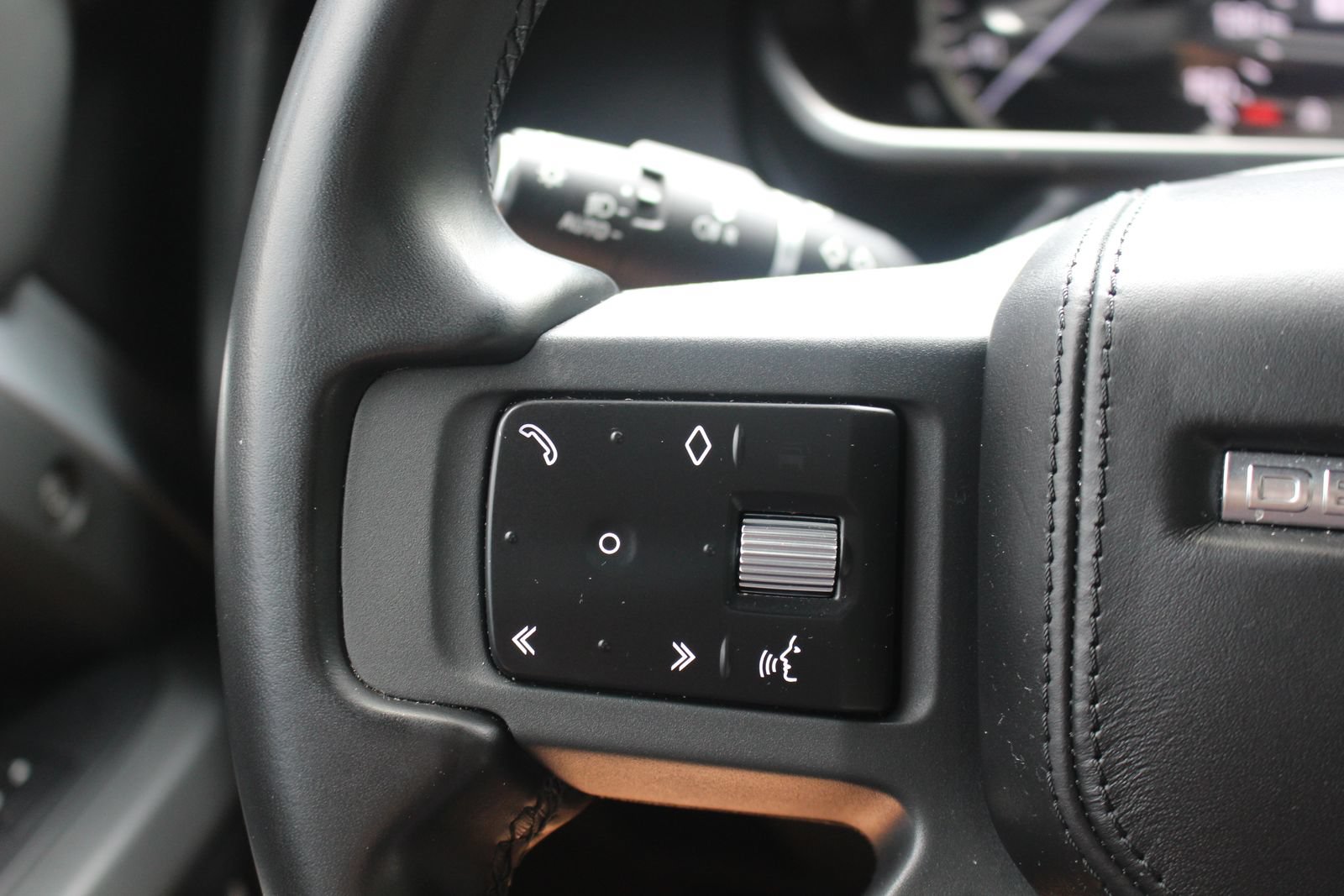 Used 2023 Land Rover Defender 130 X-Dynamic SE AWD/4WD image 27