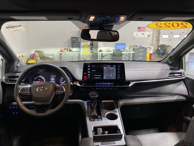 Used 2022 Toyota Sienna XLE Woodland Edition image 21