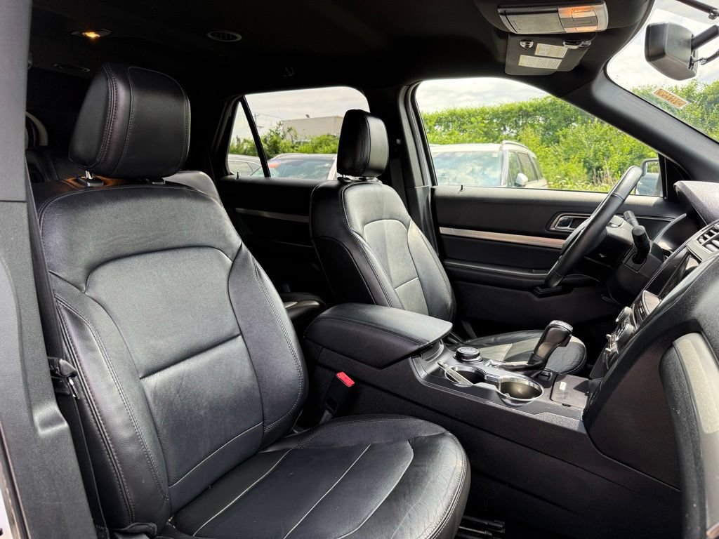 Used 2018 Ford Explorer XLT w/ Equipment Group 202A AWD/4WD image 27