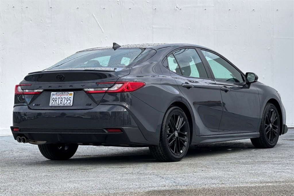 Used 2025 Toyota Camry SE image 3