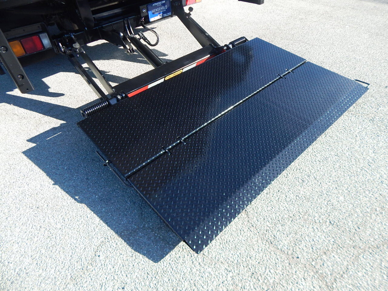 Used 2023 Isuzu NPR image 4