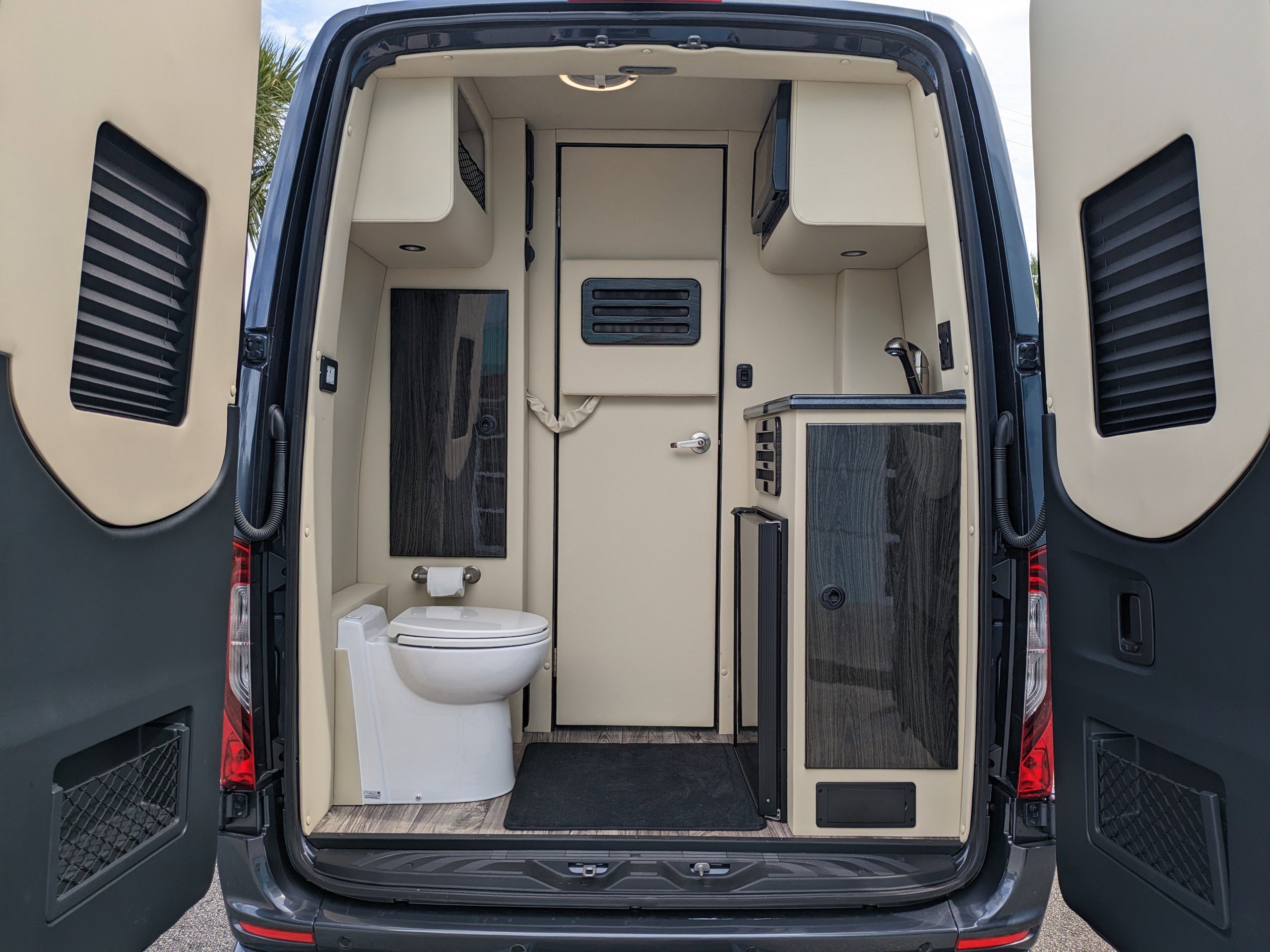 Used 2025 Mercedes-Benz Sprinter 144 Cargo image 17