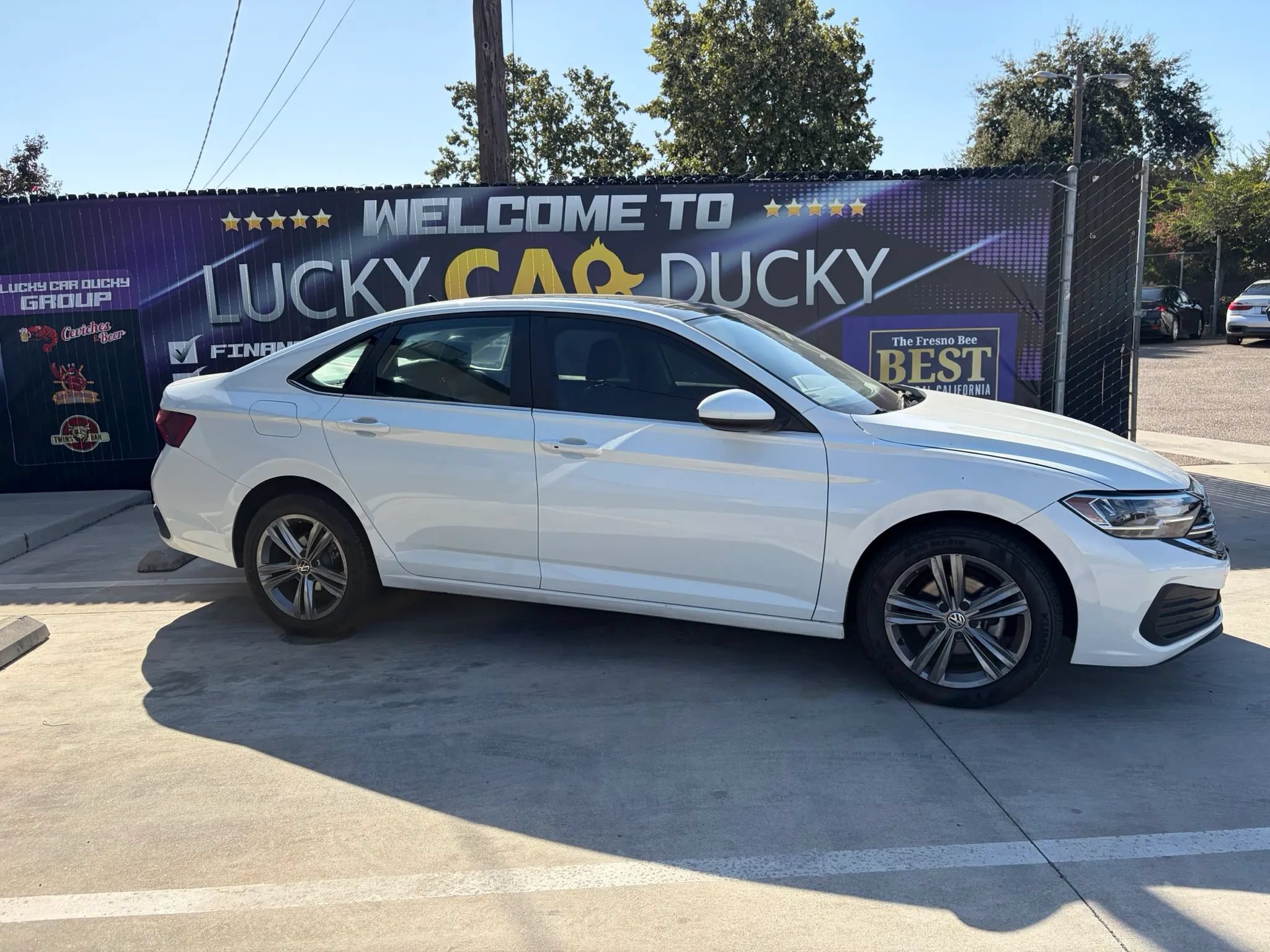 Used 2023 Volkswagen Jetta SE w/ Panoramic Sunroof Package FWD image 3