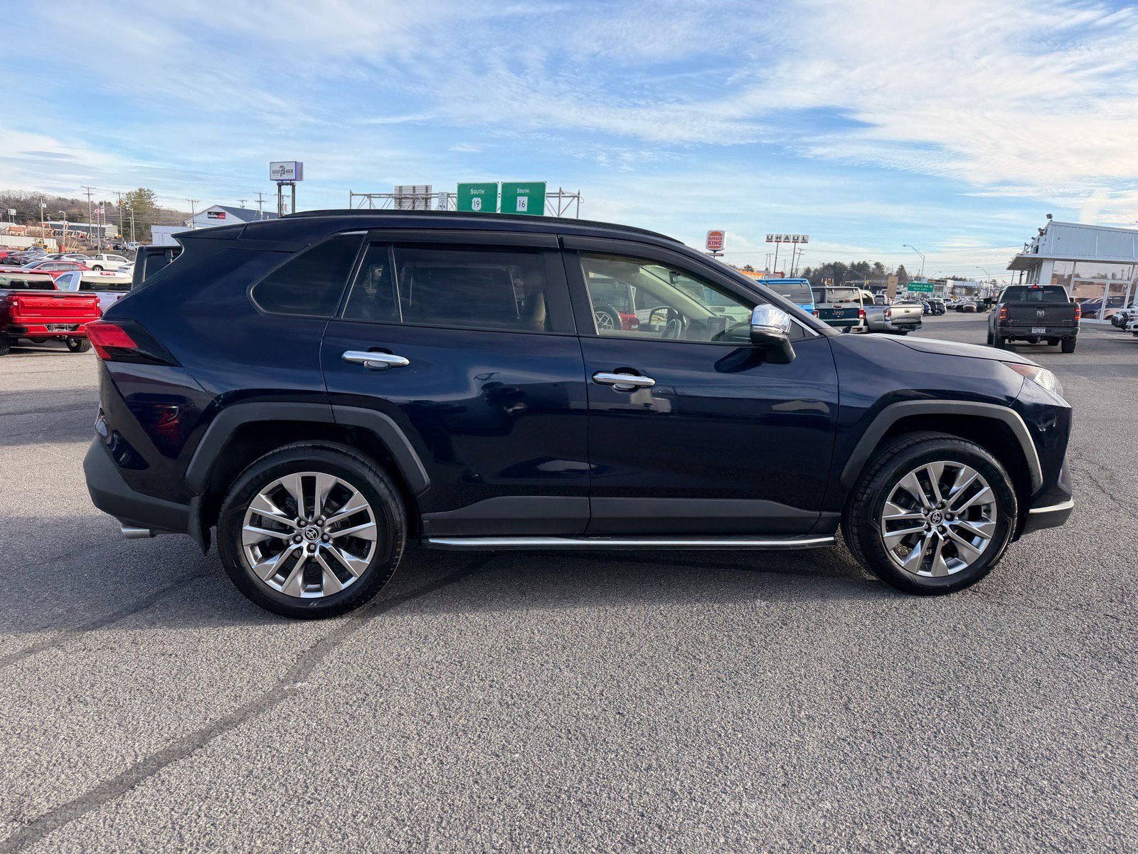 Used 2021 Toyota RAV4 XLE Premium image 8