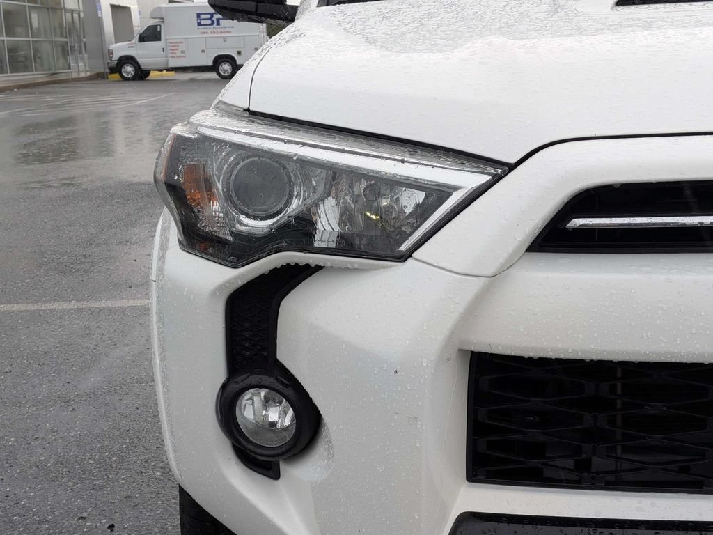 Used 2020 Toyota 4Runner Venture w/ Moonroof Package AWD/4WD image 9