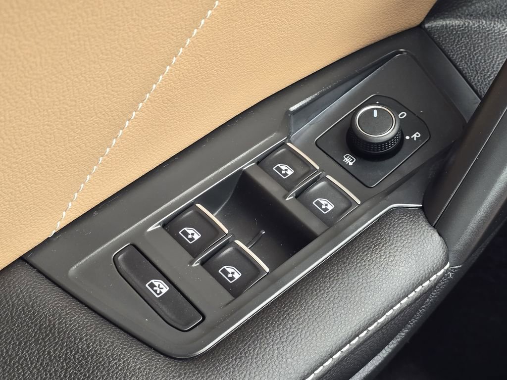 Used 2024 Volkswagen Tiguan SE image 23