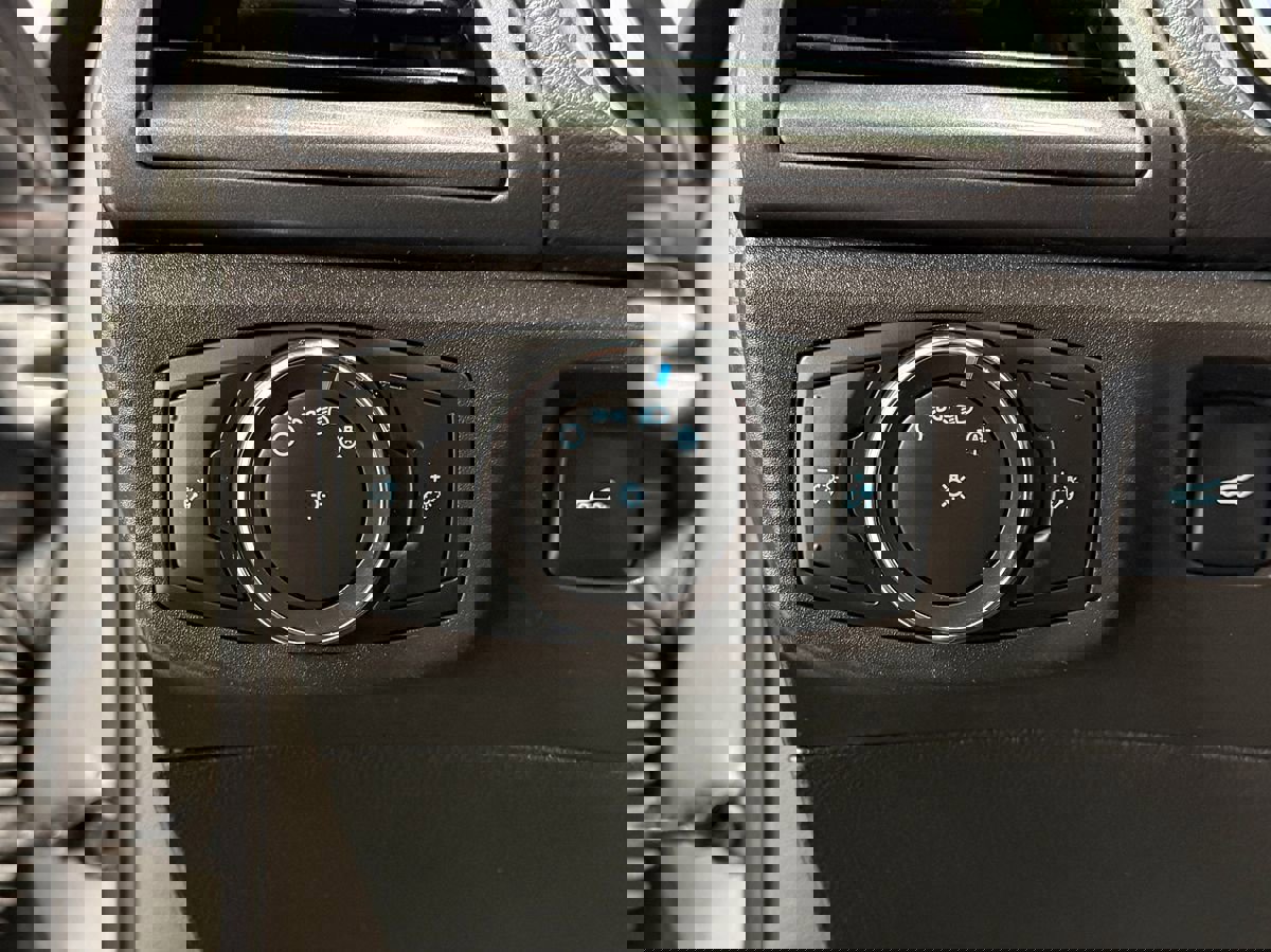 Used 2014 Ford Fusion SE FWD image 18