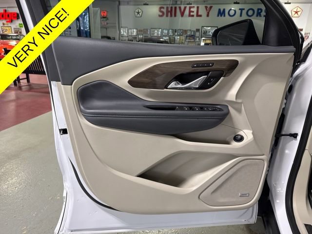 Used 2024 GMC Terrain Denali w/ Denali Premium Package image 12