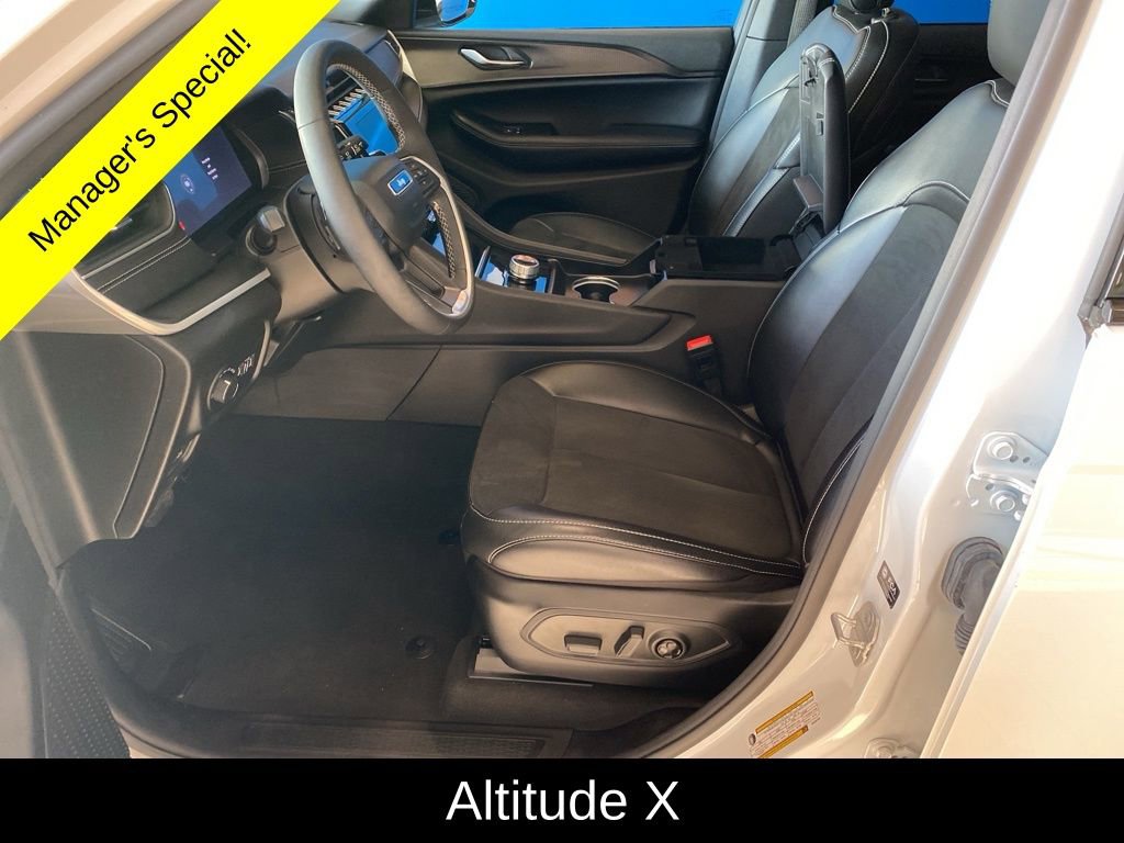 Used 2024 Jeep Grand Cherokee Altitude image 8