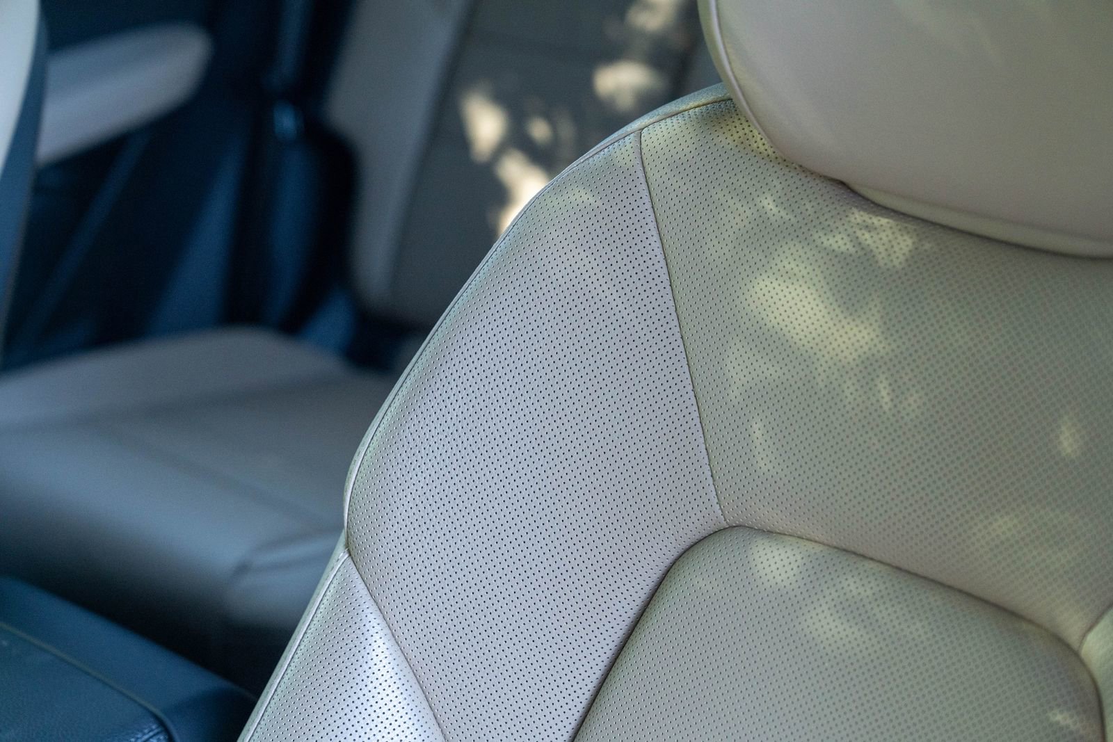 Certified 2025 Porsche Cayenne E-Hybrid w/ Premium Package Plus image 23