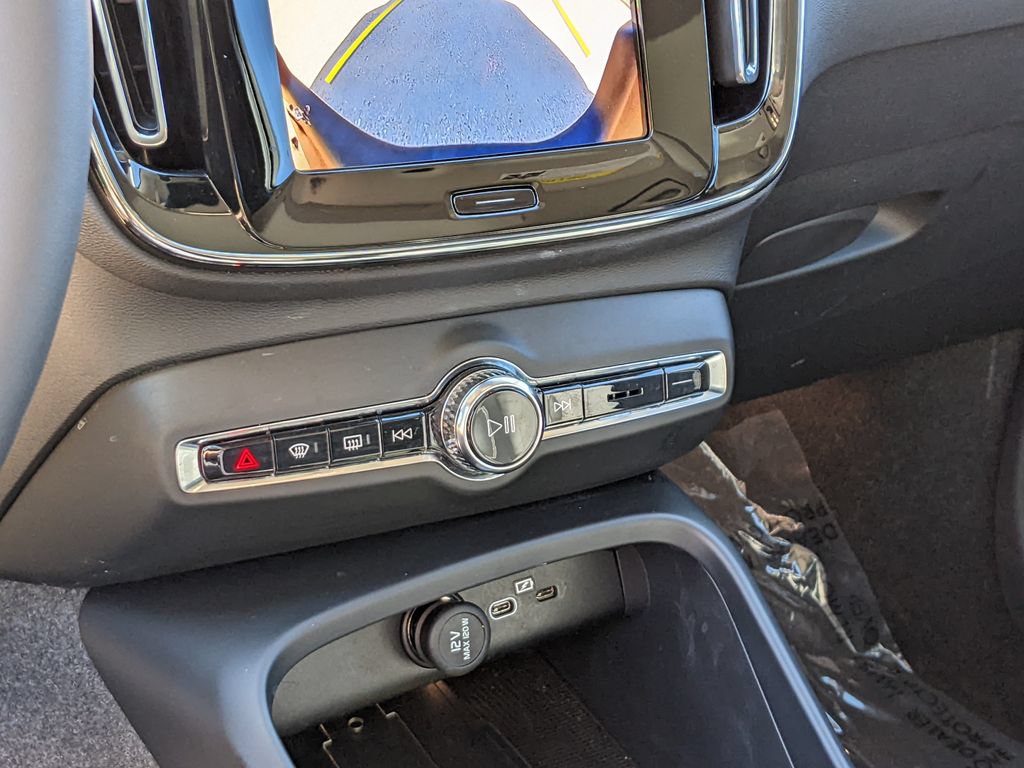 Certified 2024 Volvo XC40 B5 Plus w/ Protection Package Premier AWD/4WD image 17