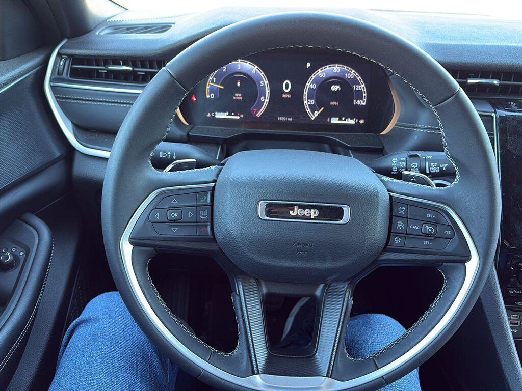Used 2025 Jeep Grand Cherokee Laredo RWD image 9