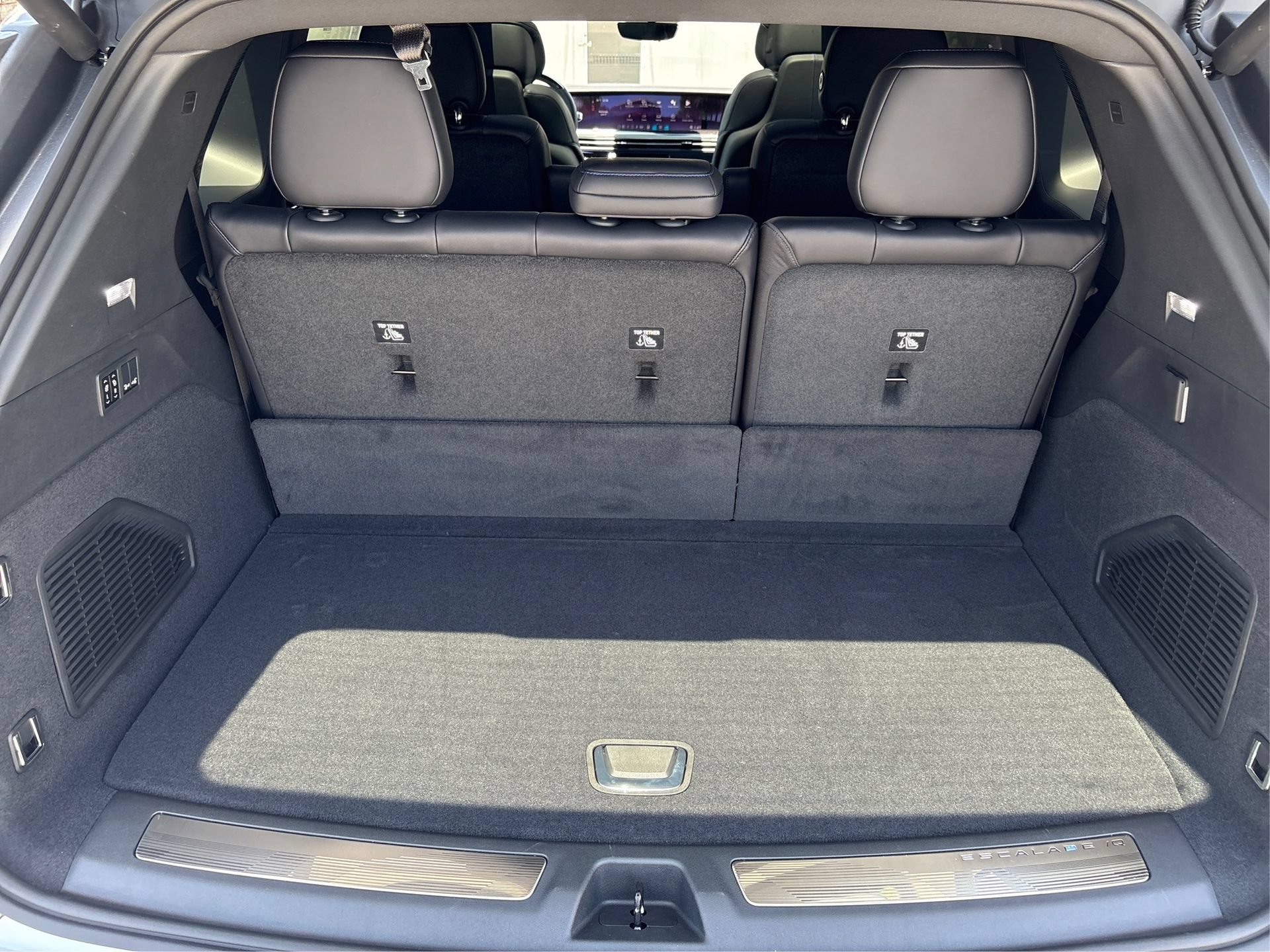 New 2026 Cadillac Escalade IQ Luxury 1 w/ LPO, Etrunk Organizer Package AWD/4WD image 10