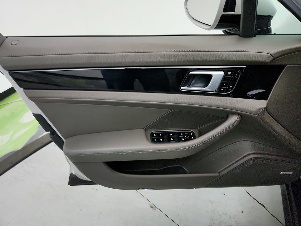 Used 2020 Porsche Panamera 4 image 24